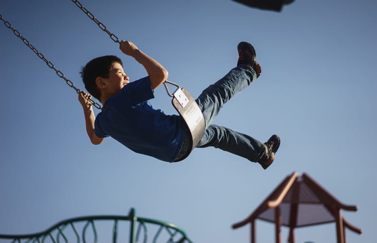 enfant insouciant sur une balançoire