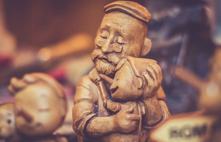 Le père de Pinocchio chérissant son oeuvre